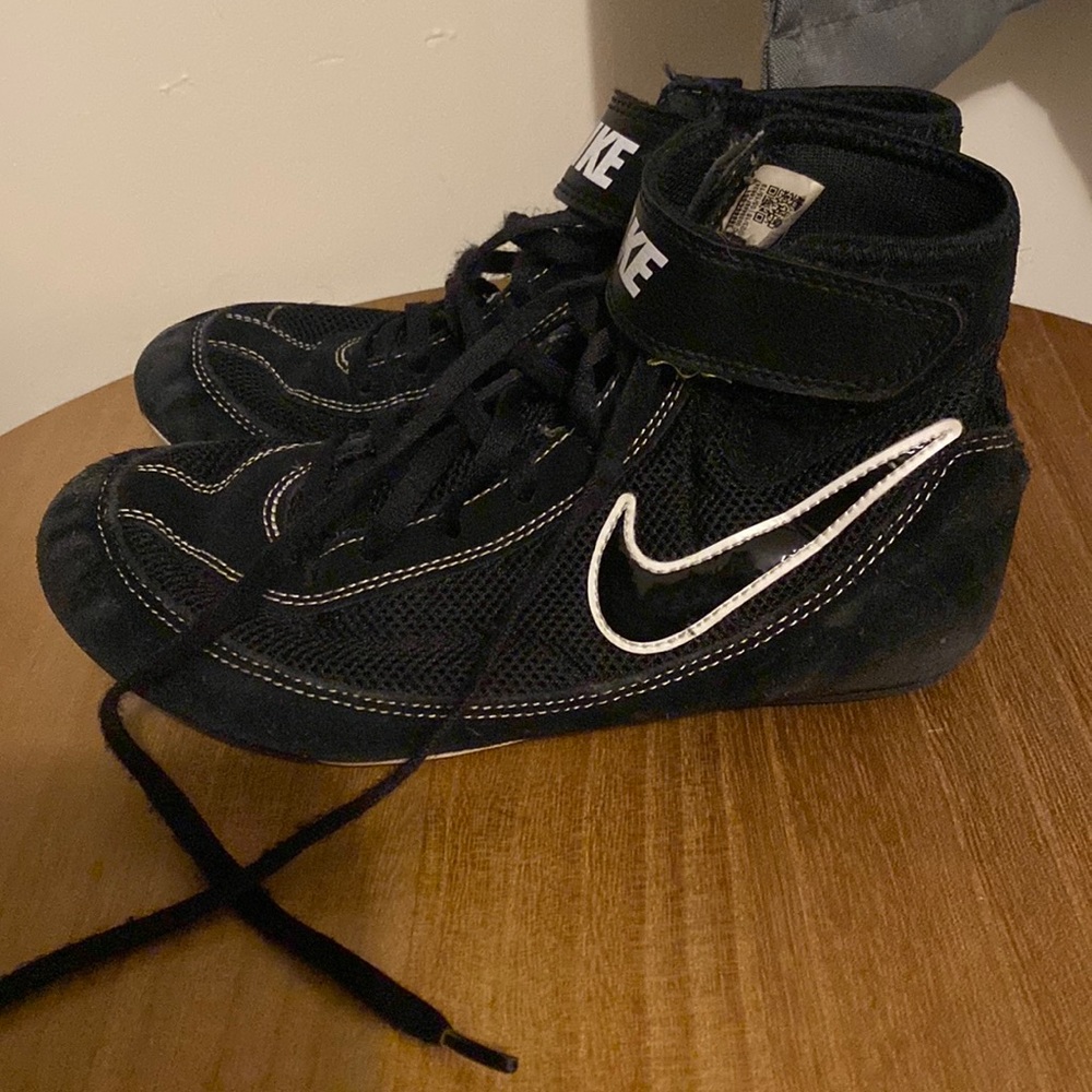 Wrestling shoes